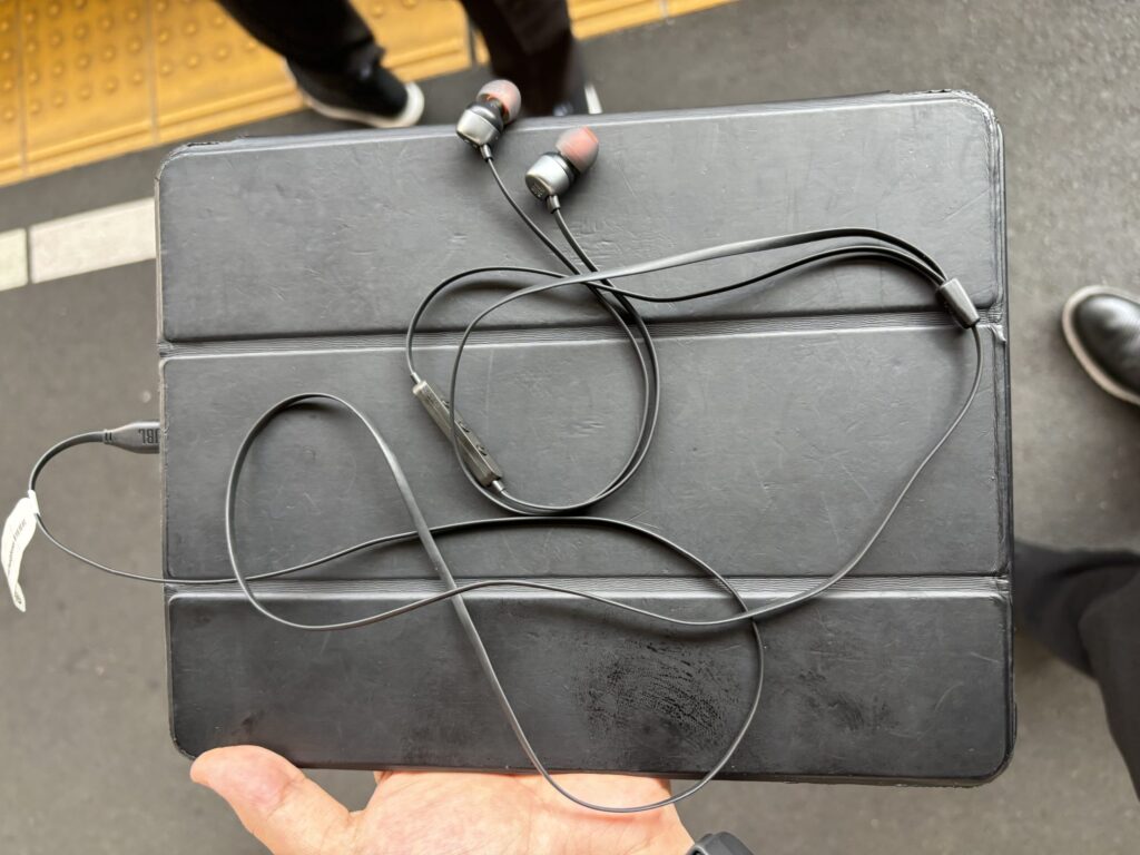 iPadにJBL TUNE 310Cを接続し、中小企業診断士の講義動画で勉強している様子。