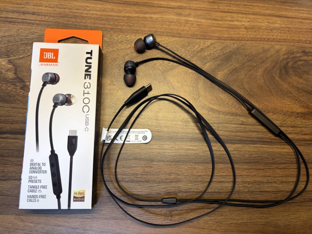 JBLの有線イヤホンTUNE 310C。USB-C端子と黒いフラットケーブルが特徴。